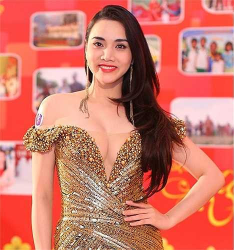 Trang Nhung diện váy xẻ ngực nóng bỏng trong sự kiện diễn ra tối 15/01.