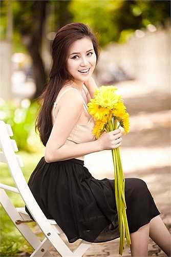 Vy Oanh rạng rỡ trong nắng sớm.