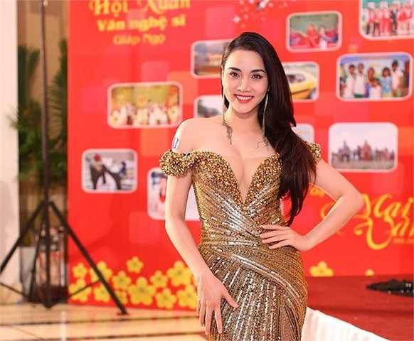 Siêu mẫu không ngần ngại khoe vòng một với những khoảng cắt xẻ táo bạo.