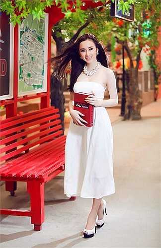 Sau hàng loạt scandal ồn ào, với biệt danh 'nữ hoàng thị phi', Angela Phương Trinh đang muốn lấy lại hình ảnh trong mắt công chúng.