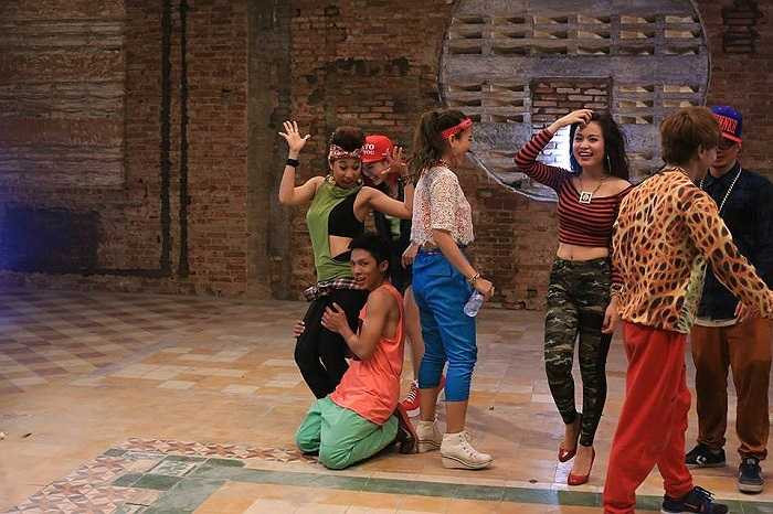 Hoàng Thùy Linh eo thon trong bộ ảnh mới.