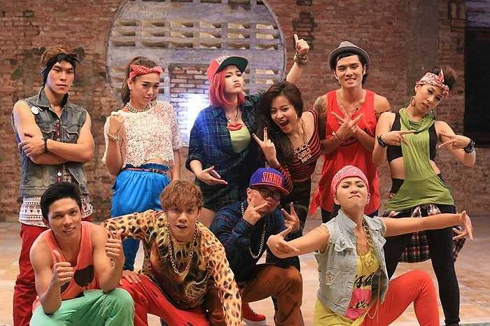 Hoàng Thùy Linh nhí nhảnh chụp cùng ê kip sản xuất.