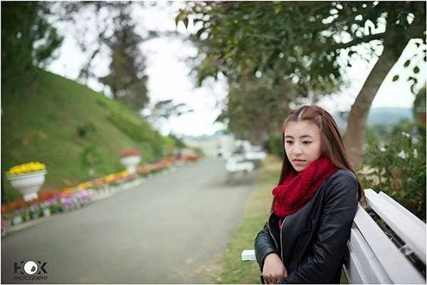 Vẫn là hình ảnh tự nhiên, trong sáng, người xem cảm thấy hài lòng với vẻ đẹp dịu dàng, thanh khiết của hot girl trong những ngày Đà Lạt chuẩn bị đón năm mới. 