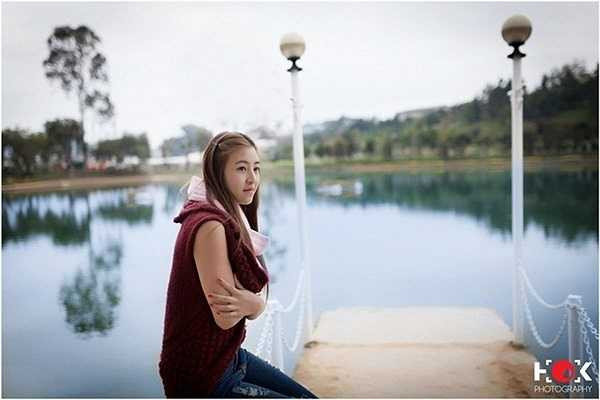 Hình ảnh cô thơ mộng giữa Đà Lạt. Đây là những khoảnh khắc tranh thủ thời gian hiếm hoi của Bảo Chi. 