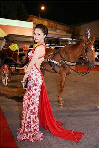 Xuất hiện trong một sự kiện tối 15/01/2014, Hương Giang Idol thu hút mọi sự chú ý với trang phục vô cùng gợi cảm và quyến rũ. 