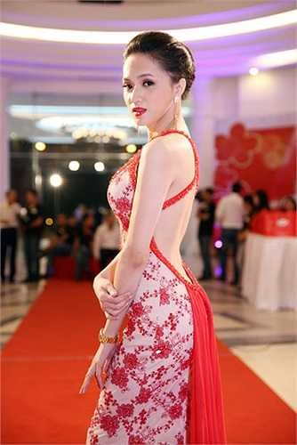 Với lợi thế sở hữu vóc dáng khá thon gọn cùng vẻ ngoài nữ tính Hương Giang khai thác triệt để sắc đẹp của mình. 