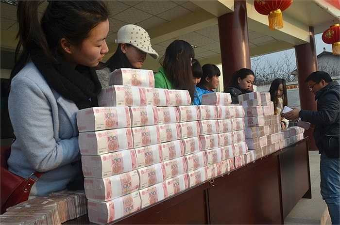 Loạt ảnh người làng giàu nhất Trung Quốc nhận tiền thưởng Tết được lan truyền với tốc độ chóng mặt trên mạng <a href='https://vtcnews.vn/xa-hoi.2.0.html' >xã hội</a> Trung Quốc