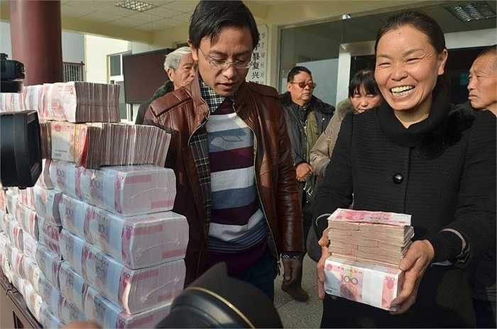 Theo tờ Bưu điện Hoa Nam, số tiền thưởng khổng lồ nói trên được trích ra từ lợi nhuận của hợp tác xã Hoa Tây