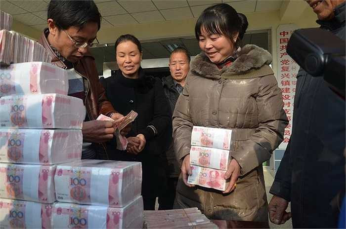 Trước đó, làng giàu nhất Trung Quốc đã thuê một nhóm vệ sỹ gồm 7 người canh số tiền mặt này