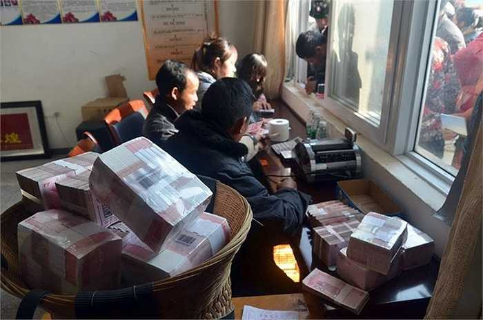 Số tiền nhiều đến nỗi các vệ sỹ trải tiền xuống đất làm đệm và gối ngủ