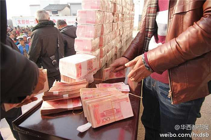 Hơn 340 hộ dân trong làng đã tới xếp hàng chờ chia tiền thưởng Tết