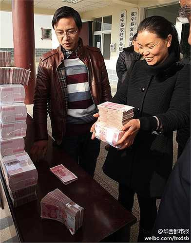 Số tiền mặt thưởng Tết trị giá hơn 13 triệu NDT