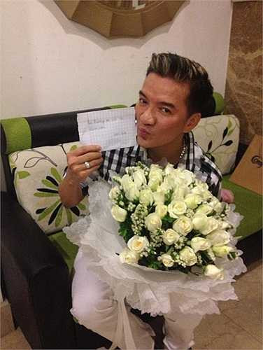 Đàm Vĩnh Hưng hạnh phúc khoe hoa nhận được từ fan hâm mộ.