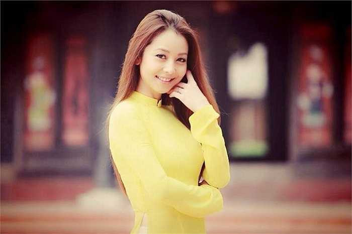 Hương Giang Idol khoe trọn lưng trần mướt mát.