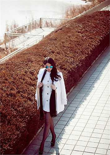 Giữa mênh mông tuyết trắng, Ngọc Trinh dịu dàng tạo dáng.