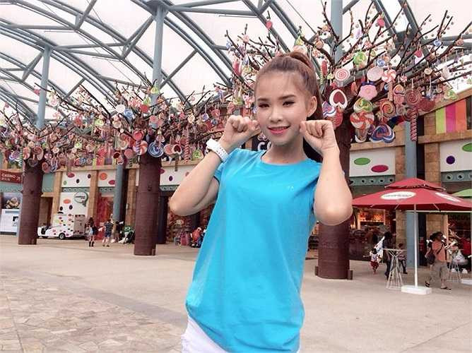 Khánh Thi rực rỡ bên danh hài Chí Tài.