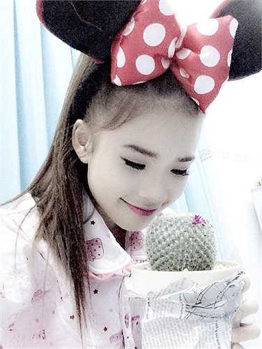 Khởi My lúc nào cũng nhí nhảnh, dễ thương.