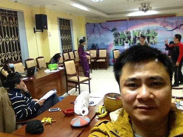 Nghệ sỹ Tự Long cũng tranh thủ chụp ảnh 'tự sướng' trong lúc tập luyện.