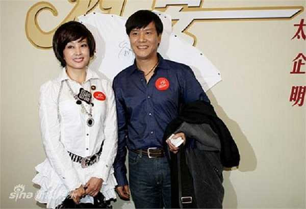 Không ngại ngần diện váy khoe ngực gợi cảm.