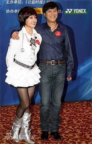 Lưu Hiểu Khánh diện váy ngắn bên 'phi công trẻ' A Phong.