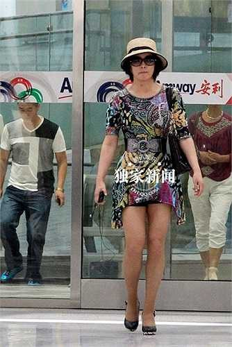 Diện quần ngắn cũn xuất hiện tại sân bay.