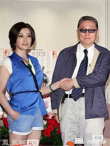 Thậm chí là tại cuộc họp báo.