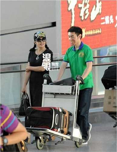 Mỹ nhân U60 để tóc thắt bím hai bên như thiếu nữ.