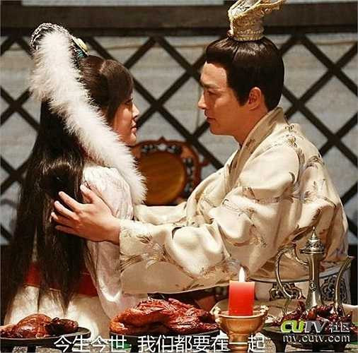 Nữ diễn viên có những cảnh tình tứ với đàn em kém mình tới 21 tuổi.