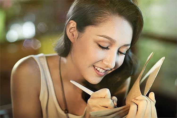 Không chỉ là người mẫu, Anna Trương còn rất đam mê và có năng khiếu về âm nhạc. Tuy là con riêng của nhạc sĩ Anh Quân, nhưng cô thường được gọi là 'Con gái của Mỹ Linh'.