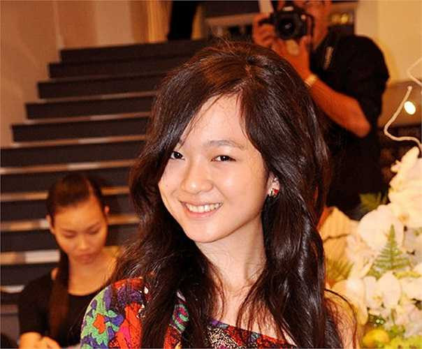 Với vẻ đẹp được di truyền từ mẹ, Anh Sa thường xuyên thu hút sự chú ý của khá nhiều ống kính phóng viên mỗi lần xuất hiện.