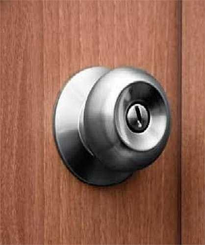 Tay nắm cửa. Nhiều người có thói quen rửa tay sau khi đi vệ sinh nhưng cũng có nhiều người khác thì không. Có thể nói bàn tay là một trong những bộ phận dơ bẩn nhất của cơ thể con người và vi khuẩn từ tay người này có thể chuyển giao đến tay người khác qua tay nắm cửa ấy. Cho nên, hãy dùng khăn nhúng nước xà phòng lau nó rồi lau lại bằng nước sạch thường xuyên.