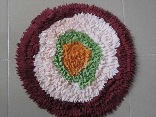 Giẻ lau chân. Thảm chân hay giẻ lau chân hứng chịu tất cả từ mồ hôi, nước, bụi bặm từ chân người giẫm lên nó và cả bụi bẩn từ không khí, thức ăn bị rơi vãi lên… Do đó, nếu không được giặt sạch định kỳ, nó là ổ vi khuẩn lớn. Cứ 1 hay 2 tuần bạn nên giặt thảm một lần. Giẻ lau thì nên thay đổi và giặt sạch thường xuyên.