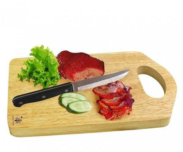 Thớt. Theo một tiến sĩ vi sinh vật, trung bình trên bề mặt một chiếc thớt có thể chứa một lượng vi khuẩn nhiều gấp 200 lần vi khuẩn có trên bệ của một cái toa lét. Nguyên nhân là vì người ta thường cọ rửa sơ sài và ít khi làm khô nó, trong khi thớt là nơi thường xuyên đặt đủ mọi loại thức ăn để cắt thái.