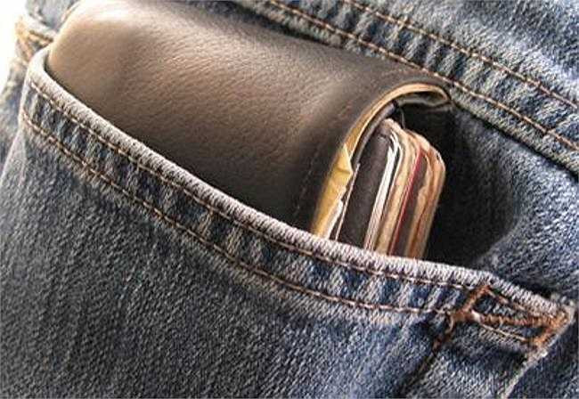 Những chiếc ví. Là những vật dụng rất quen thuộc đối với tất cả mọi người, không kể là nam giới hay phụ nữ. Tuy nhiên, đó lại là một trong những nơi trú ẩn của một số loại vi khuẩn rất đáng quan tâm. Mặc dù, phần lớn thời gian ví luôn được để trong người, song cũng có đôi khi nó được quẳng trên sàn nhà, đặt dưới đất, trên thảm cỏ, trong ngăn bàn…hoặc bất kì nơi nào khác.