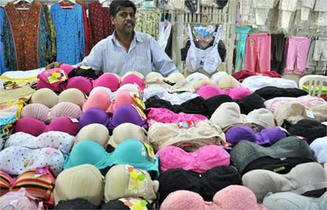 Đồ lót. Có khoảng không dưới 0,1 gam những chất cặn còn bám lại trên một bộ quần áo lót mới thay của bạn. Nó chứa xấp xỉ 100 triệu vi khuẩn E. coli. Những vi khuẩn này chỉ được loại sạch khi xử lý quần lót với nước sôi, sau đó đem giặt sạch và phơi khô.