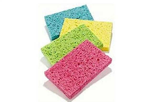 Miếng rửa chén. Vật dụng để rửa chén bát sau mỗi bữa ăn này thực sự là chỗ lý tưởng cho vi khuẩn trú ngụ và sinh sôi. Tốt nhất, bạn nên làm sạch với nước rửa chén, giặt sạch dưới vòi nước, vắt khô và để nó vào một vật đựng.