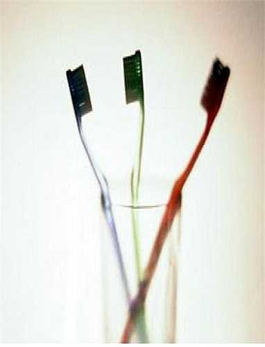 Bàn chải đánh răng. Bản chải đánh răng khi để gần bồn tắm hoặc nhà vệ sinh là cơ hội tốt để cho vi khuẩn phát triển ngay trong bàn chải. Chính vì vậy bạn nên để bàn chải đánh răng ở những nơi thoáng mát và làm sạch nó thường xuyên.