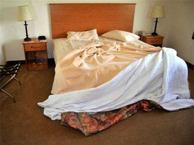 Ga trải giường. Theo một cuộc khảo sát gần đây, hầu hết mọi người thay đổi khăn trải giường của mình mỗi tháng một lần. Có nghĩa là khăn trải giường của bạn được tiếp xúc với một tháng dài của mồ hôi, nước dãi và bụi. Ga trải giường mặc nhiên là nơi siêu bẩn tập trung vi khuẩn, nấm mốc…