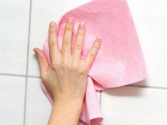 Khăn nhà bếp. Khăn nhà bếp có ẩn chứa các chủng nguy hiểm của E. coli và các vi khuẩn khác. Mỗi một lần bạn làm sạch tay hay các vật dụng trong nhà bếp sẽ thêm vết nhơ trên khăn. Khi bạn tiếp tục sử dụng nó, vi trùng tăng lên và càng dễ trở thành nguồn gây bệnh hơn.