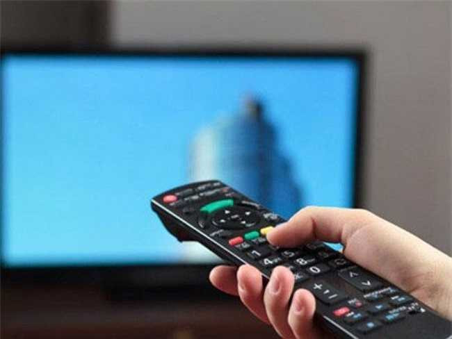 Điều khiển từ xa. Có thể điều này sẽ khó tin với bạn nhưng điều khiển từ xa là một trong những vật dụng bị nhiễm vi trùng cao nhất trong nhà của bạn. Nó đi qua nhiều bàn tay, được để ở trên bàn, rơi xuống sàn nhà hay bất cứ nơi đâu… Vi khuẩn hiện diện trên điều khiển từ xa có thể gây ra bệnh cho gia đình bạn.