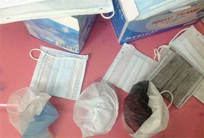 Khẩu trang y tế. Chất liệu không rõ nguồn gốc, chưa được xử lý vô trùng, những chiếc khẩu trang y tế bày bán ở vỉa hè là ổ chứa vi khuẩn, gây hại sức khỏe người sử dụng.