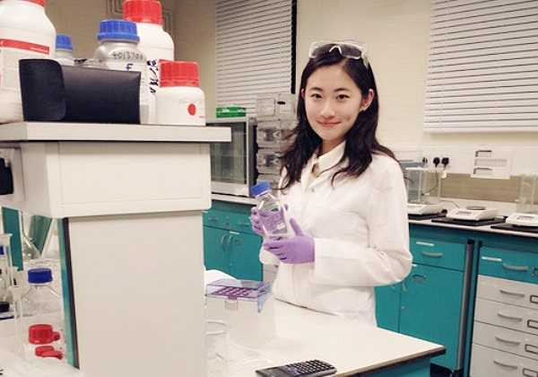 Mới đây, dân mạng Trung Quốc xôn xao trước loạt ảnh nữ tiến sĩ xinh đẹp chưa đầy 30 tuổi với lời nhắn: Nữ tiến sĩ tuyển bạn trai cùng về nhà ăn Tết.