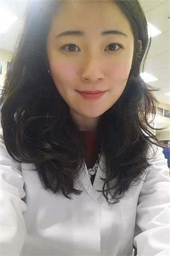 Những hình ảnh về nữ tiến sĩ xinh đẹp này ngay lập tức được dân mạng chú ý