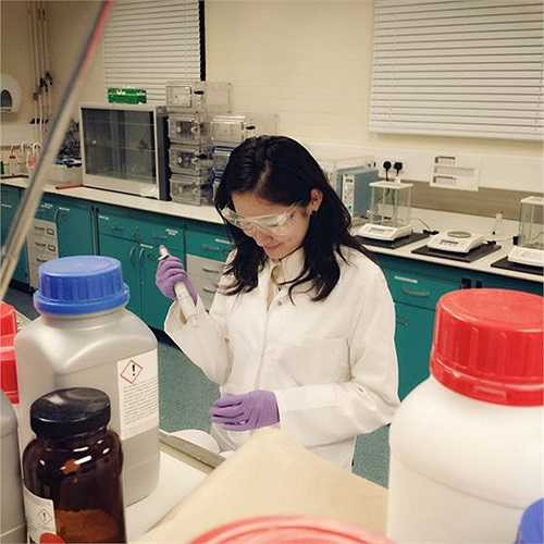 Rất nhiều hình ảnh về nữ tiến sĩ xinh đẹp này đã được 'khai quật'