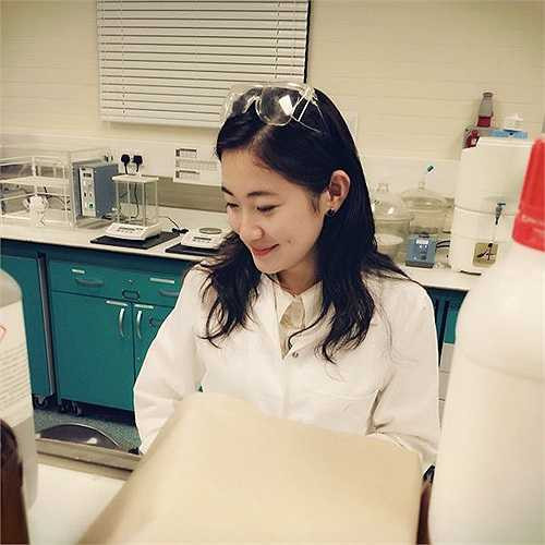 Cô tiến sĩ xinh đẹp này họ Vương, quê ở Hà Bắc, tốt nghiệp Đại học Sư phạm Nam Kinh, đã lấy được tấm bằng tiến sĩ chuyên ngành hóa học của Đại học Leeds (nước Anh), hiện đang ở lại trường làm nghiên cứu.