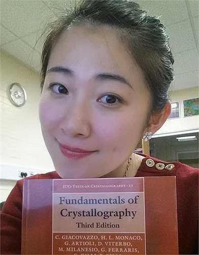 Có học thức cao, lại xinh đẹp, biết cách ăn mặc, nhưng khi các diễn đàn mạng lập bảng điều tra: Bạn có bằng lòng lấy mỹ nữ tiến sĩ? Nhiều người tỏ ra không muốn lấy nữ tiến sĩ xinh đẹp