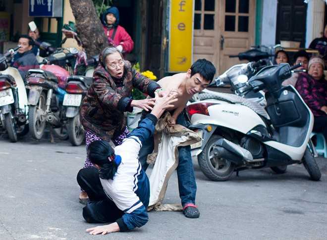  Vụ việc này diễn ra vào lúc 7h35 ngày 15/1, do độc giả Thành Minh gửi đến Zing.vn. Giữa lòng đường, gần khu vực chợ Hàng Bè, mặc cho thanh niên cởi trần cầm kéo đâm một phụ nữ lớn tuổi, người dân hai bên vỉa hè chỉ dám ngồi xem. Chỉ có một cụ bà chạy tới can ngăn. Người phụ nữ trong trang phục giống đồng phục học sinh luôn miệng kêu la "Con ơi, tha cho mẹ". Tuy nhiên, bà vẫn bị đâm trong sự giận dữ của người thanh niên. Người dân cho biết, họ không dám chạy tới can ngăn vì sợ có thể bị vạ lây. Tác giả các bức ảnh cho biết, ít nhất đã có ba nhát kéo trúng người phụ nữ. Sau đó người xăm trổ đầy cánh tay này phát hiện ra có người chụp ảnh đã chạy vào lấy một con dao to ra đuổi đòi chém.