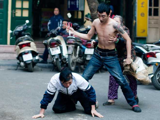 Người phụ nữ trong trang phục giống đồng phục học sinh luôn miệng kêu la "Con ơi, tha cho mẹ". Tuy nhiên, bà vẫn bị đâm trong sự giận dữ của người thanh niên. Bài viết: http://news.zing.vn/Con-cam-keo-danh-me-giua-pho-co-Ha-Noi-post385897.html Nguồn Zing News