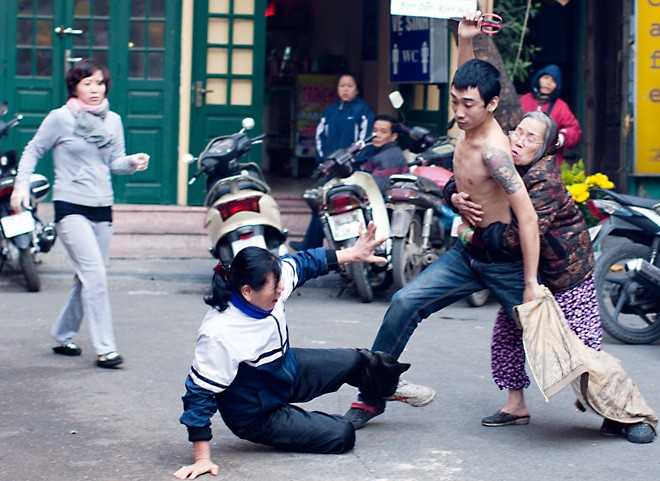 Người dân cho biết, họ không dám chạy tới can ngăn vì sợ có thể bị vạ lây. Bài viết: http://news.zing.vn/Con-cam-keo-danh-me-giua-pho-co-Ha-Noi-post385897.html Nguồn Zing News