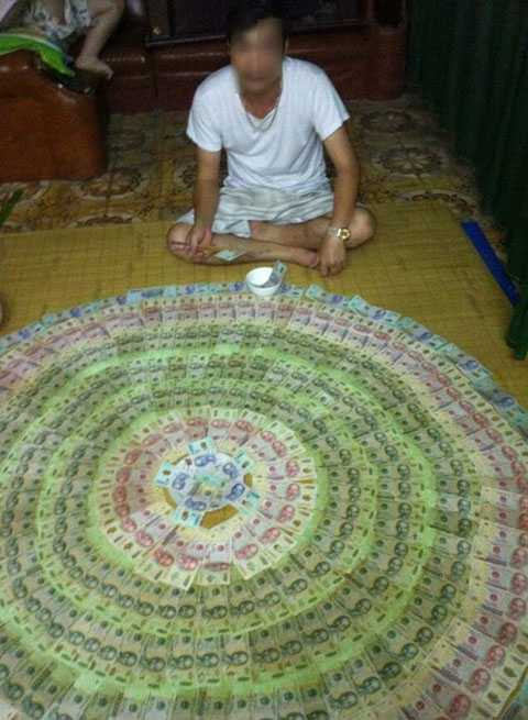 Xếp tiền đầy sàn nhà, tay chơi Việt làm dậy sóng cộng đồng mạng